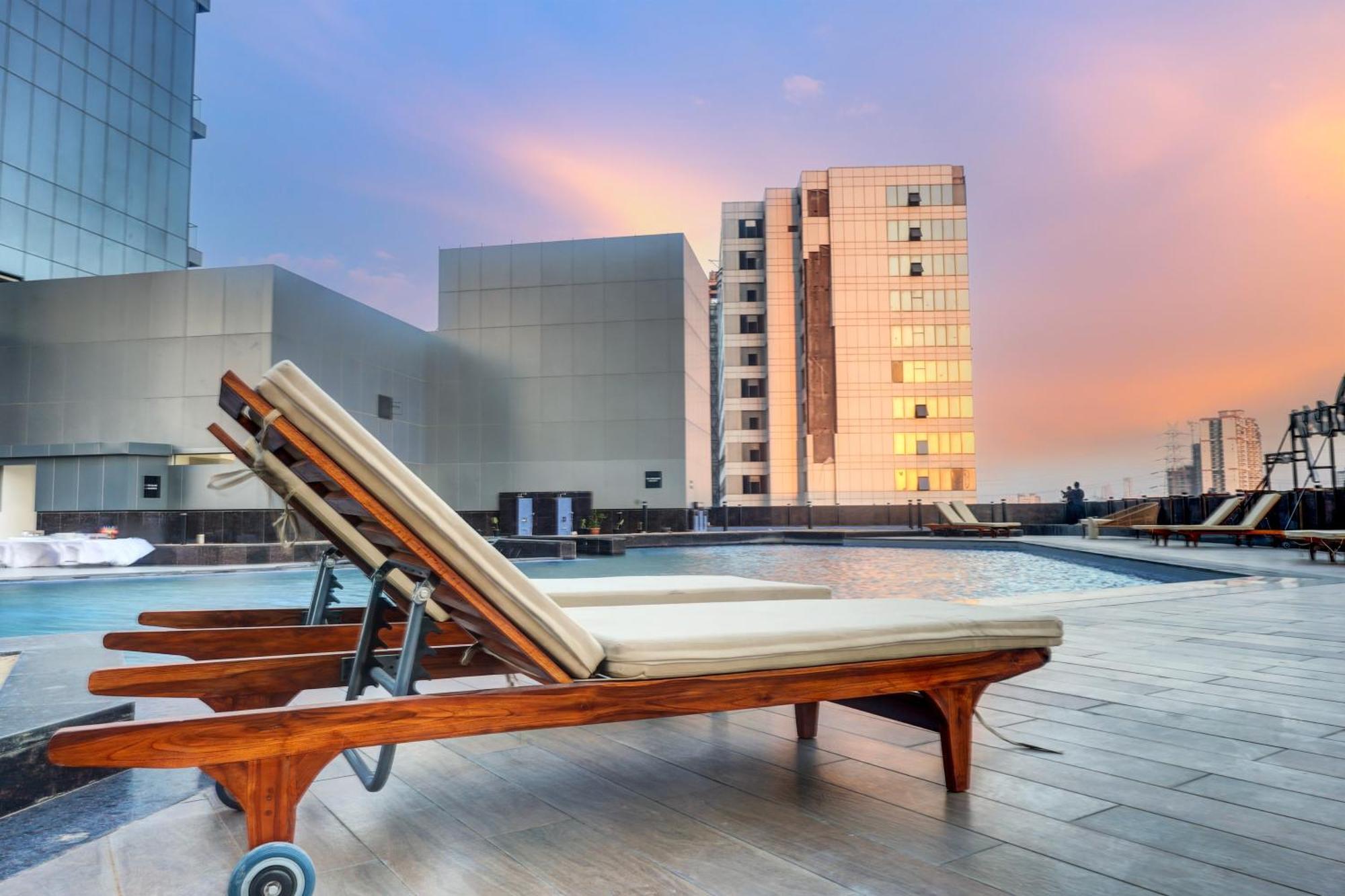 Sunday Hotels And Residences Gurgaon Buitenkant foto